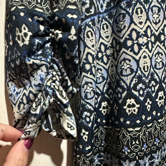 Navy & beige women's New Directions medium blouse. 3/4 length sleeves. - Picture 2 of 5